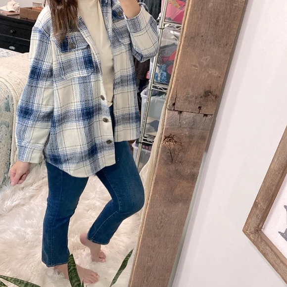 Time and Tru blue plaid shacket size medium with pockets - Picture 4 of 8